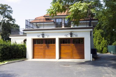 koyu ahşap kapı ile geleneksel Amerikan garage