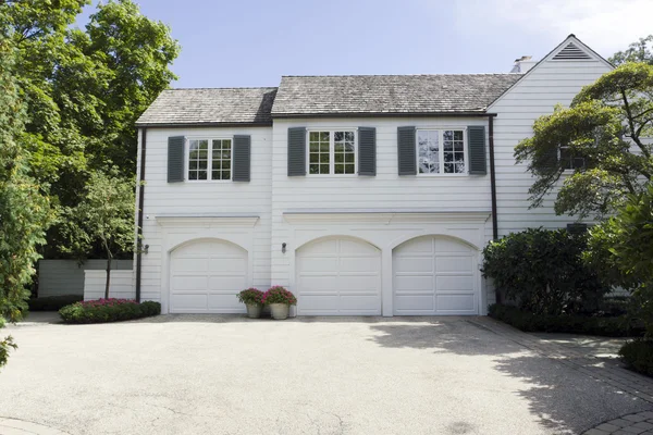 Traditional American Home with Garage — Stock Photo, Image