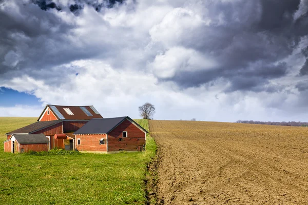 Fazenda com céu tempestuoso — Fotografia de Stock