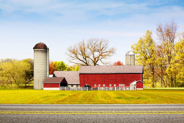 Estrada do país com Red Farm — Fotografia de Stock