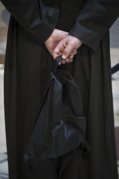 Kapłan z plecakiem — Zdjęcie stockowe