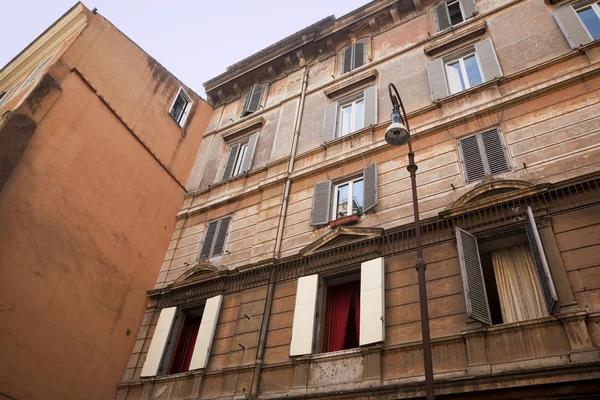 Красные шторы Trastevere — стоковое фото