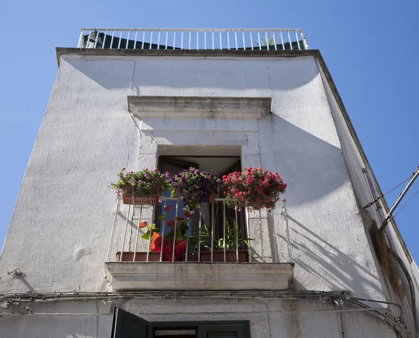 Mały balkon ostuni — Zdjęcie stockowe