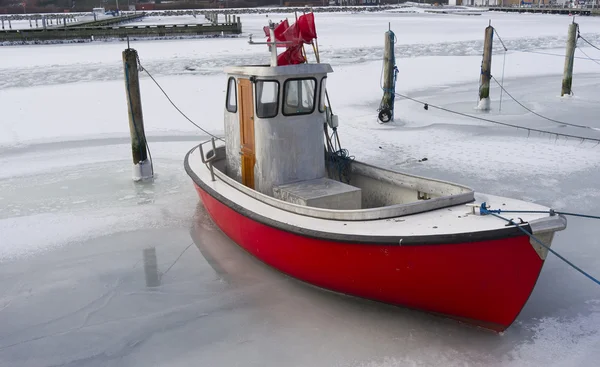 Winziges Fischerboot im Eis — Stockfoto