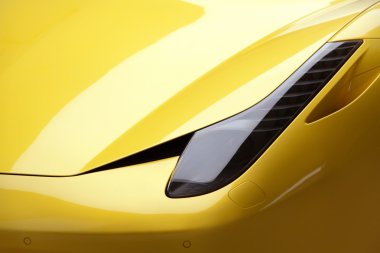 sarı spor araba
