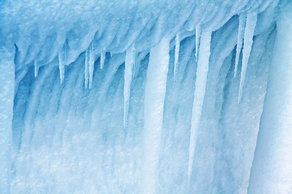 Büyük buz sarkıtları — Stok fotoğraf