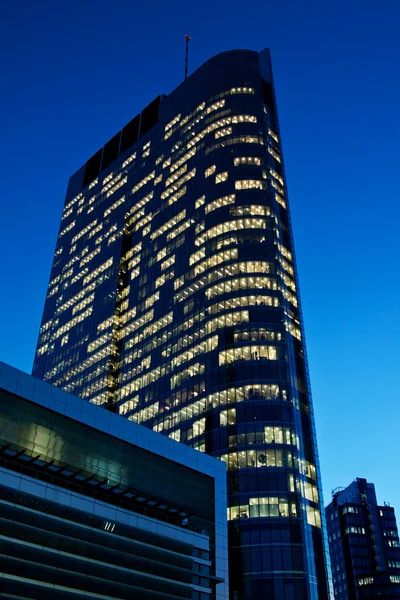 Edificio de oficinas de rascacielos — Foto de Stock