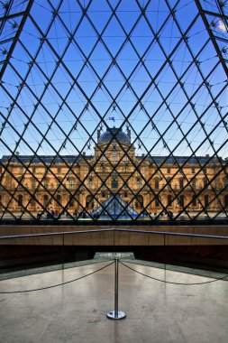 Paris 'teki Louvre Müzesi