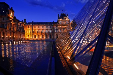 Paris 'teki Louvre Müzesi