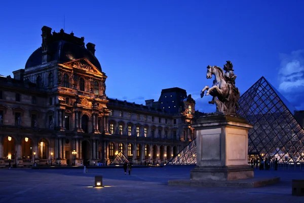 파리의 루브르 박물관 — 스톡 사진