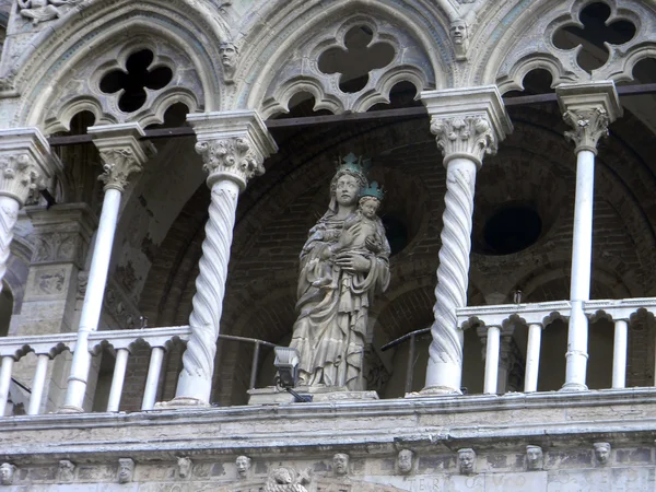 Detail van de kathedraal van ferrara - Italië — Stockfoto