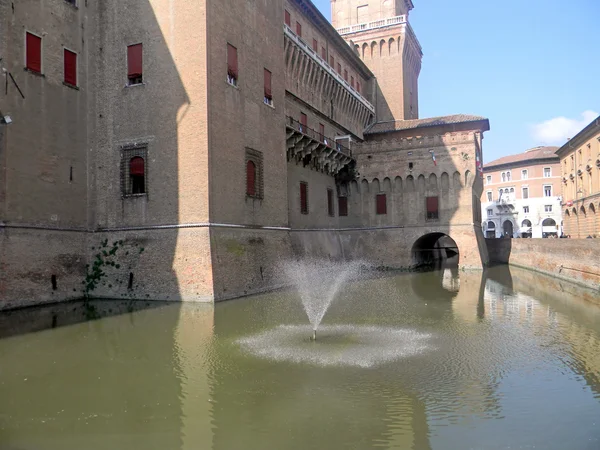 喷泉在城堡的费拉拉城-意大利 — 图库照片