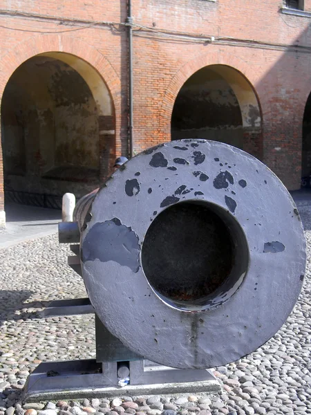 フェラーラのエステ家の城に大砲の口 — ストック写真