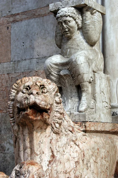 León de la Catedral de Ferrara - Italia —  Fotos de Stock
