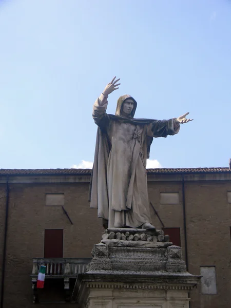 Staty av munken savonarola i ferrara stad - Italien — Stockfoto