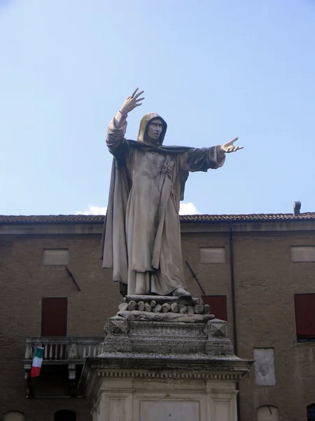 Staty av munken savonarola medan han predikade att publiken — Stockfoto