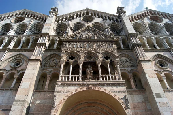 De imposante gevel van de kathedraal van ferrara - Italië — Stockfoto