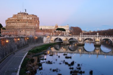 Aziz Angelo Kalesi ve Ro içinde Tiber üzerinde köprü görünümü