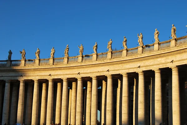 Kolonáda na náměstí sv. Petra v Římě — Stock fotografie