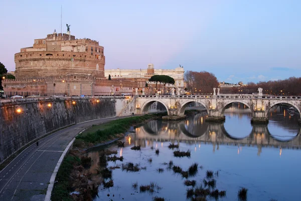 Aziz Angelo Kalesi ve Ro içinde Tiber üzerinde köprü görünümü — Stok fotoğraf