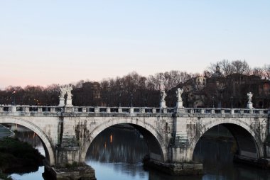 Roma'da tiber Nehri üzerindeki köprüler