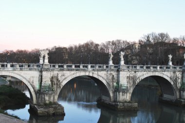 Roma'da tiber Nehri üzerindeki köprüler