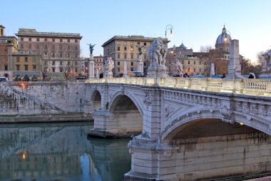 Roma'da tiber Nehri üzerindeki köprüler