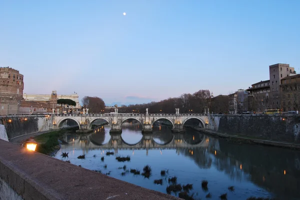 Roma'da tiber Nehri üzerindeki köprüler — Stok fotoğraf