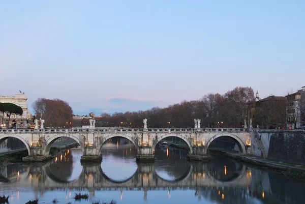 Broarna på floden Tibern i Rom — Stockfoto