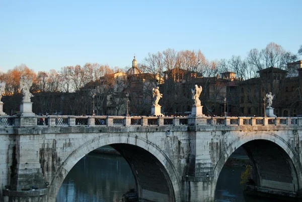 Мосты на реке Тибр в Риме — стоковое фото