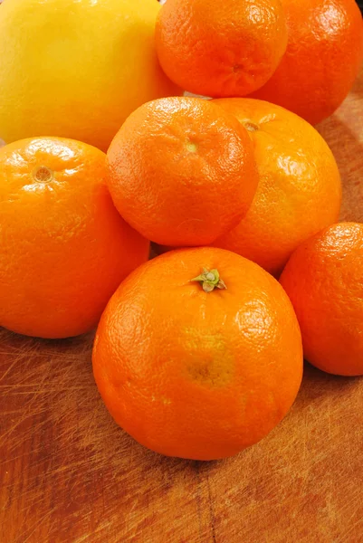 Orangen, Grapefruits und Mandarinen — Stockfoto