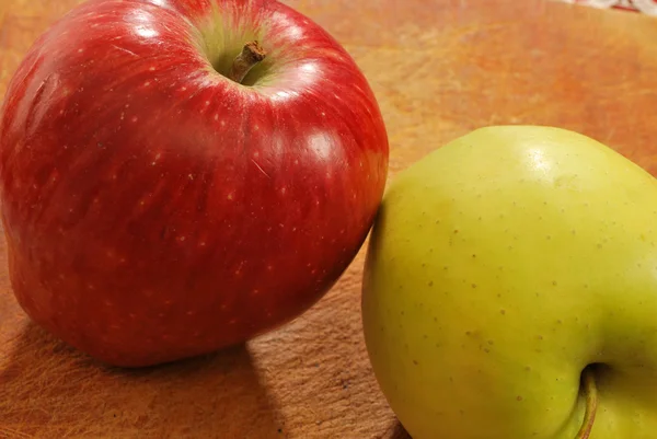 Rode appel en gele apple — Stockfoto