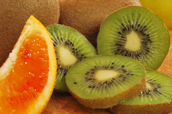 Apelsin och kiwi — Stockfoto
