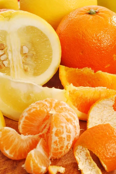 Pomarańcze i grejpfruty, mandarynki — Zdjęcie stockowe
