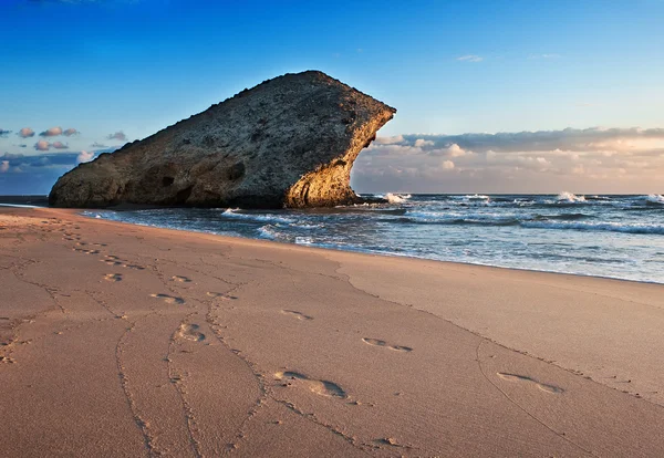 Een landschap op zee met een rots — Stockfoto