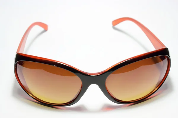 흰색 배경에 고립 된 갈색 선글라스 — 스톡 사진