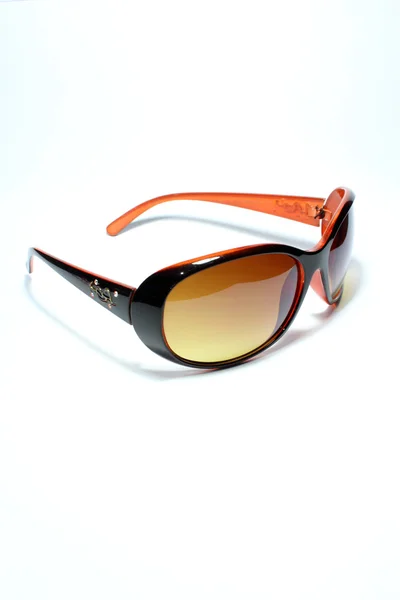 Hnědé sluneční brýle izolovaných na bílém pozadí — Stock fotografie