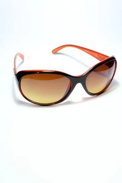 Beyaz arka plan üzerinde izole kahverengi güneş gözlüğü — Stok fotoğraf