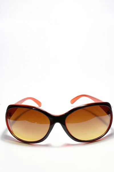 Hnědé sluneční brýle izolovaných na bílém pozadí — Stock fotografie