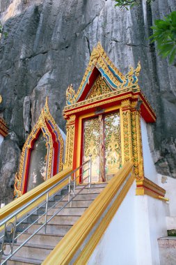 geleneksel Tay tarzı kapı içinde tapınak phetchaburi, thailand