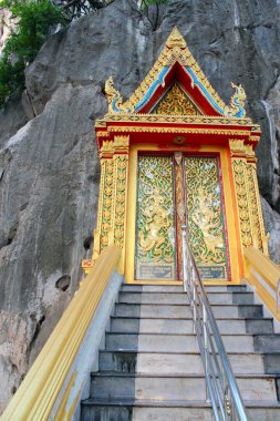 geleneksel Tay tarzı kapı içinde tapınak phetchaburi, thailand