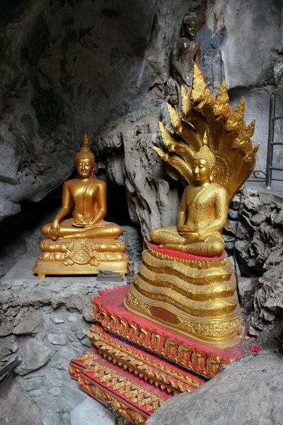 洞窟は、仏の寺院、アジア、タイでの仏のイメージ — ストック写真