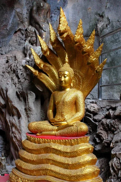 Afbeelding van Boeddha in de grot, buddha tempel, Azië, thailand — Stockfoto