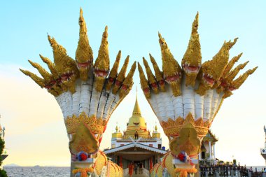 Tempel van thailand in zee