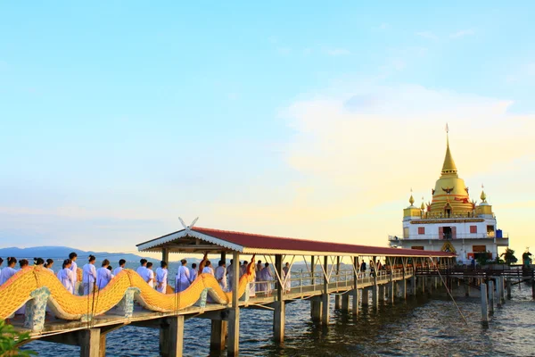 Храм Таиланда в море — стоковое фото