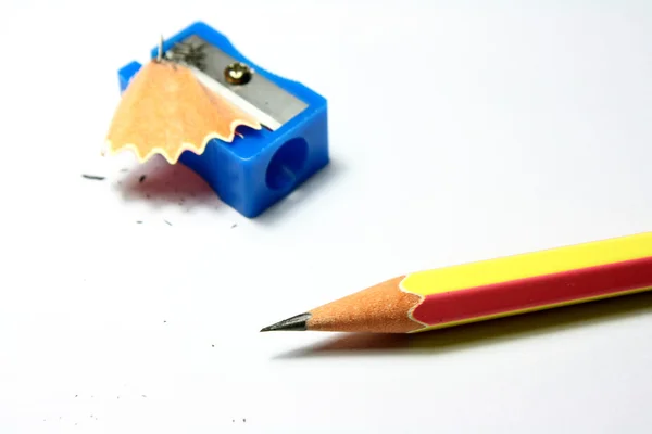 Lápis com aparas de afiação no fundo branco — Fotografia de Stock