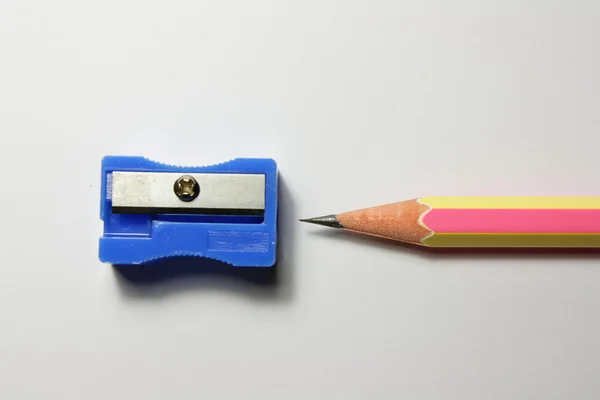 Crayon avec des copeaux d'affûtage sur fond blanc — Photo