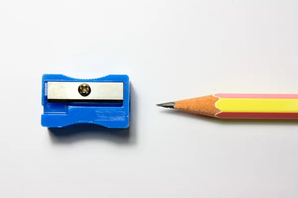Penna med slipning spån på vit bakgrund — Stockfoto