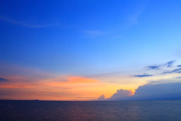 Драматические облака над морем на закате — стоковое фото