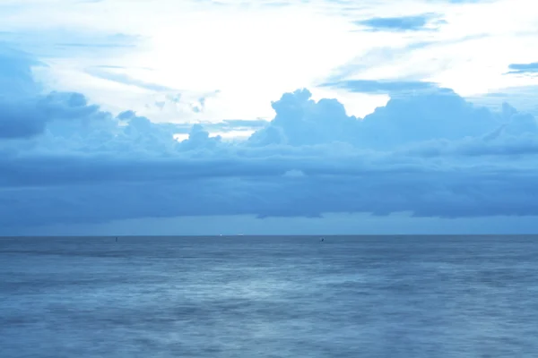 Драматические облака над морем на закате — стоковое фото